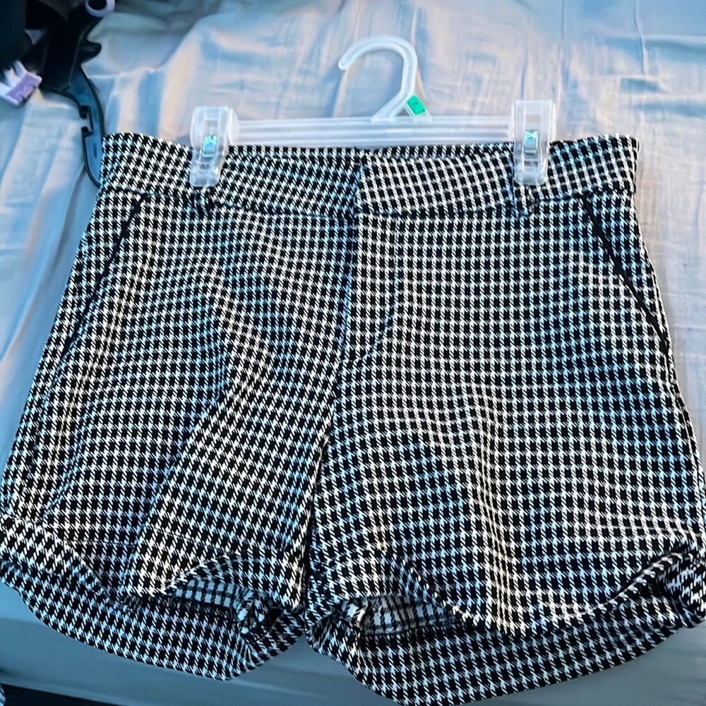 Very stretchy, no pockets, and very comfortable